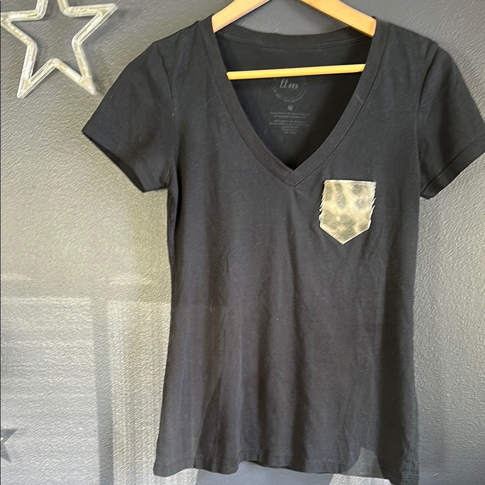 💛 5 for $8 Black V-Neck T-Shirt with leopard Pocket Detail